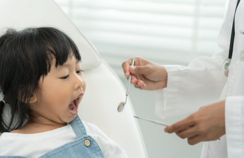 歯科検診を受ける子供