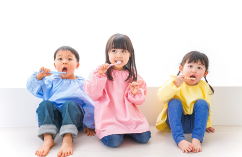 歯磨きするこども