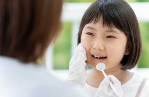 歯科検診する子供