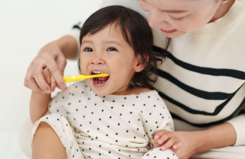 歯磨きする子供