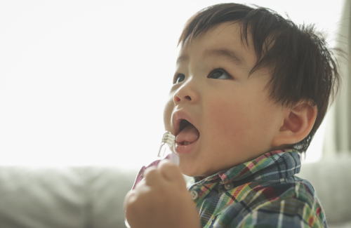 歯磨きする子供