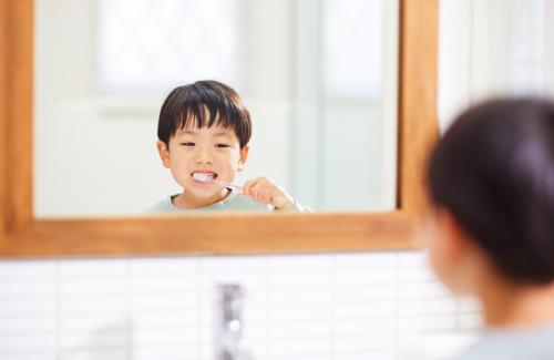 歯磨きする子供