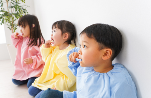 歯磨きする子供たち