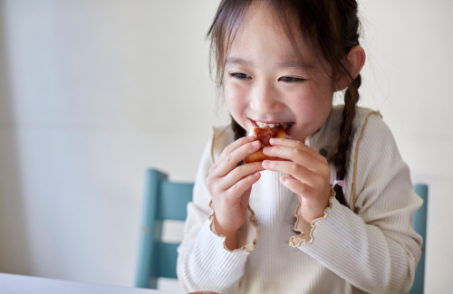 お菓子を食べる女の子