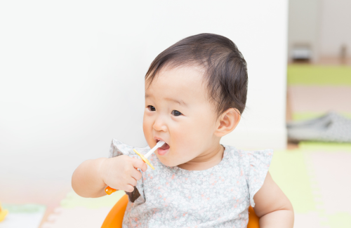 歯磨きする子供