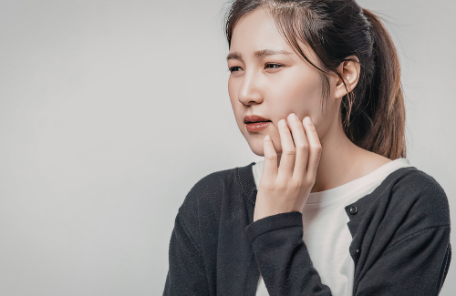 歯が痛い女性