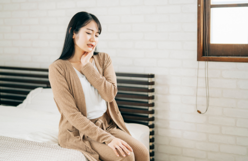 歯が痛む女性