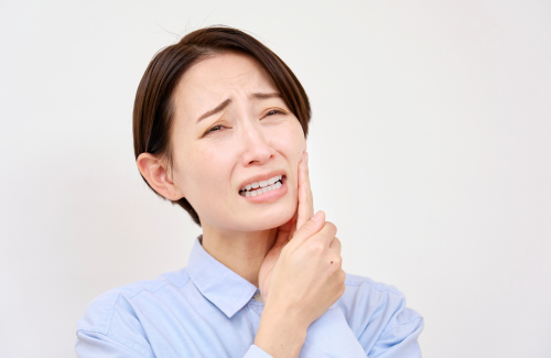 親知らずが痛む女性