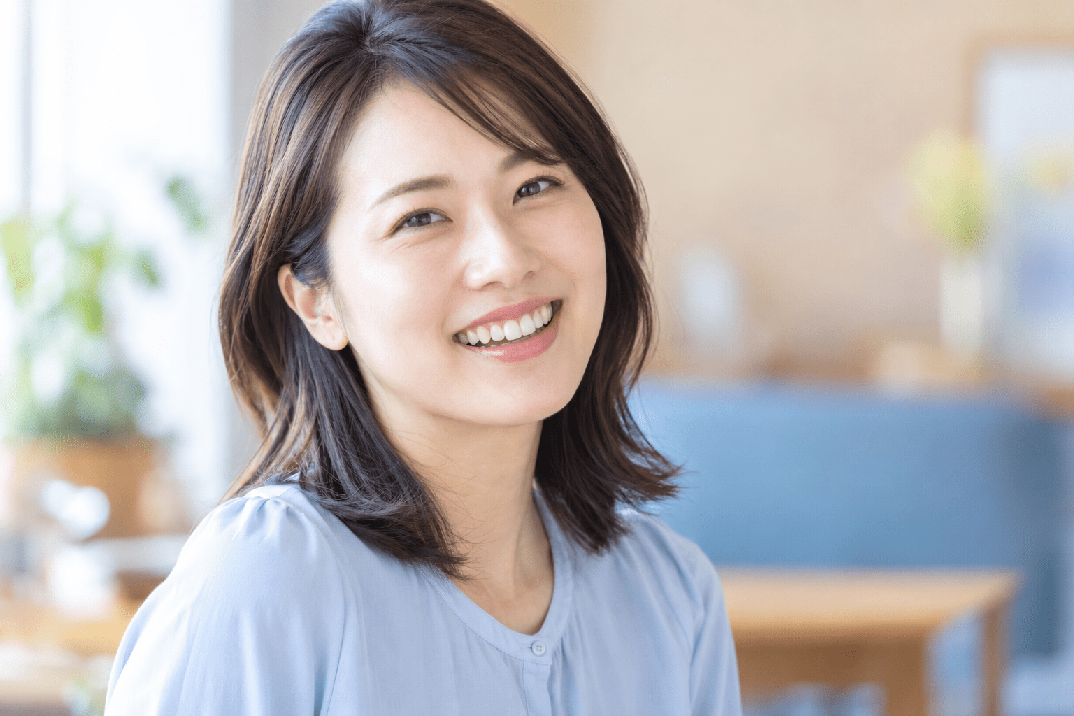 白い歯で笑顔の女性