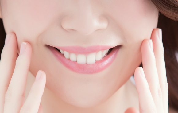 美しい歯の女性