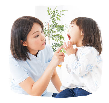 口の中を診る歯医者と子供