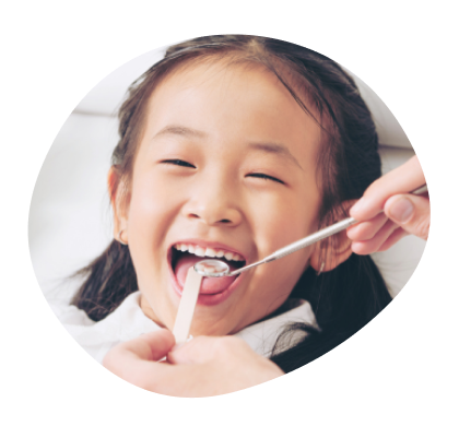 歯磨きする子供