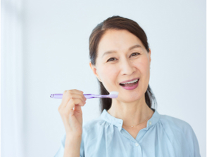 歯磨きする女性